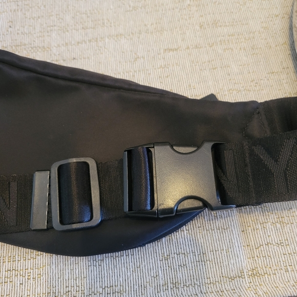 DKNY CROSSBODY/FANNY  BAG - Picture 3 of 4